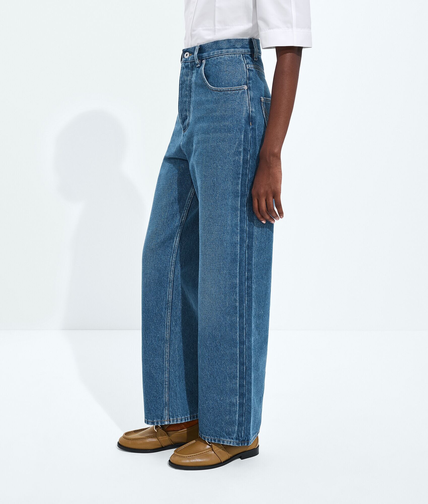 Pantalones de mezclilla de pierna ancha azul índigo medio