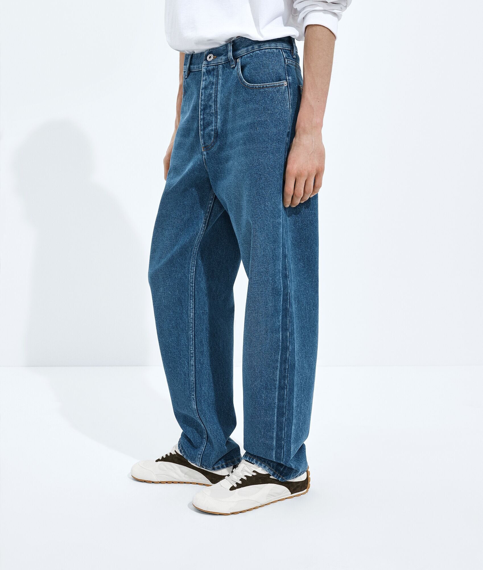 Pantalones de mezclilla azul índigo medio con pierna ancha