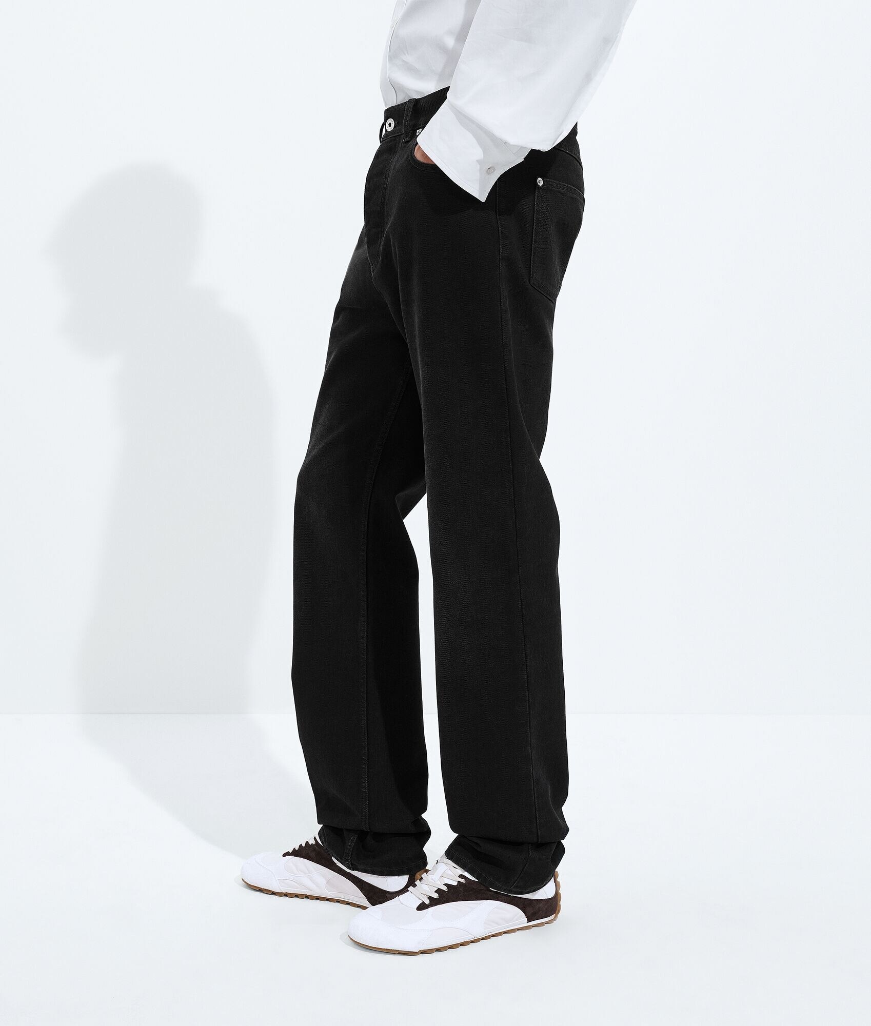 Pantalones vaqueros rectos negros desgastados