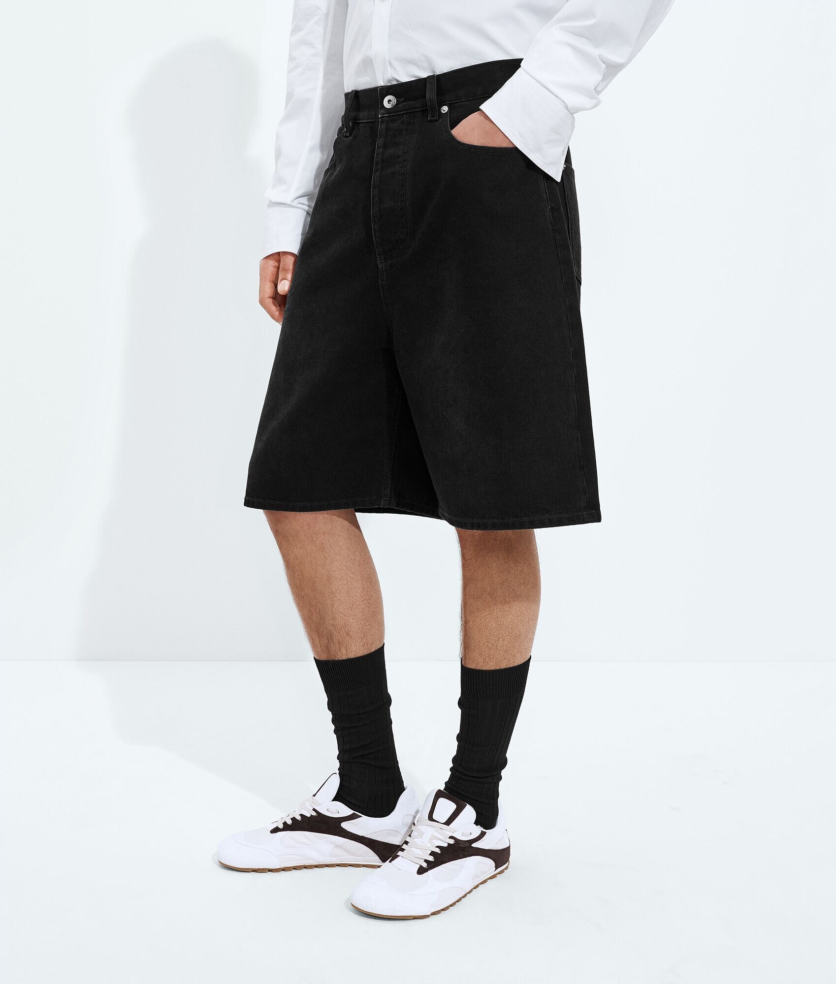 Pantalones cortos de mezclilla negra desgastada