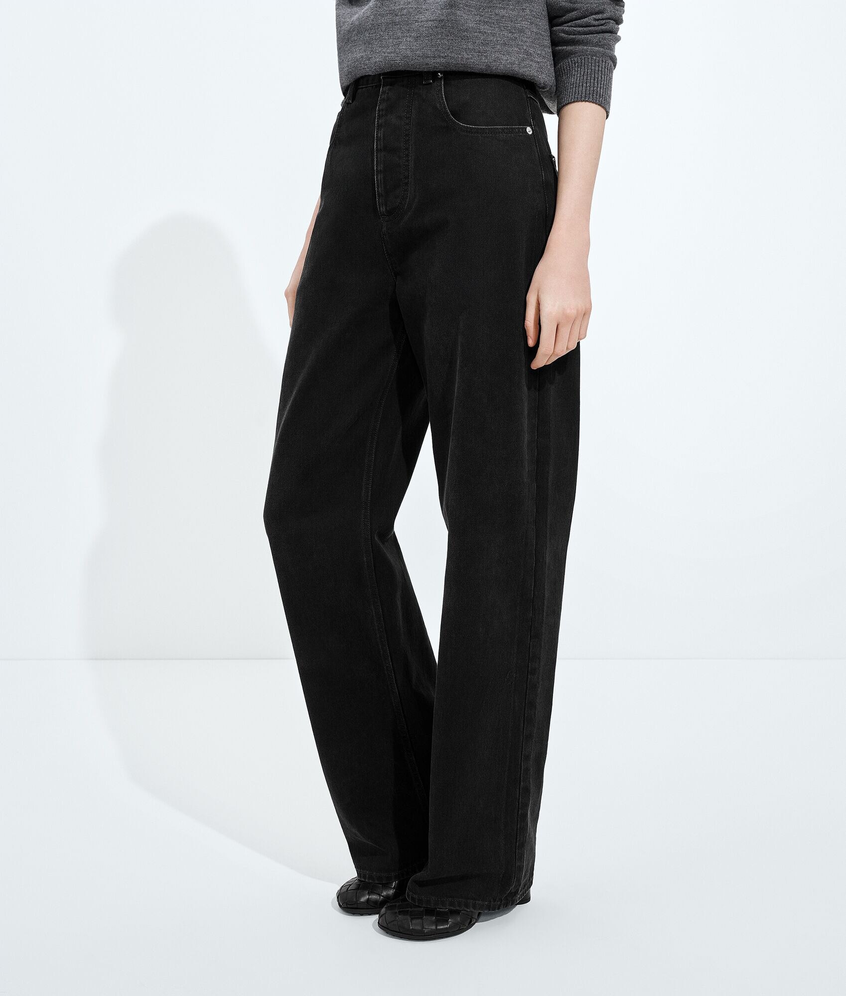Pantalones de mezclilla negra con piernas anchas desgastadas