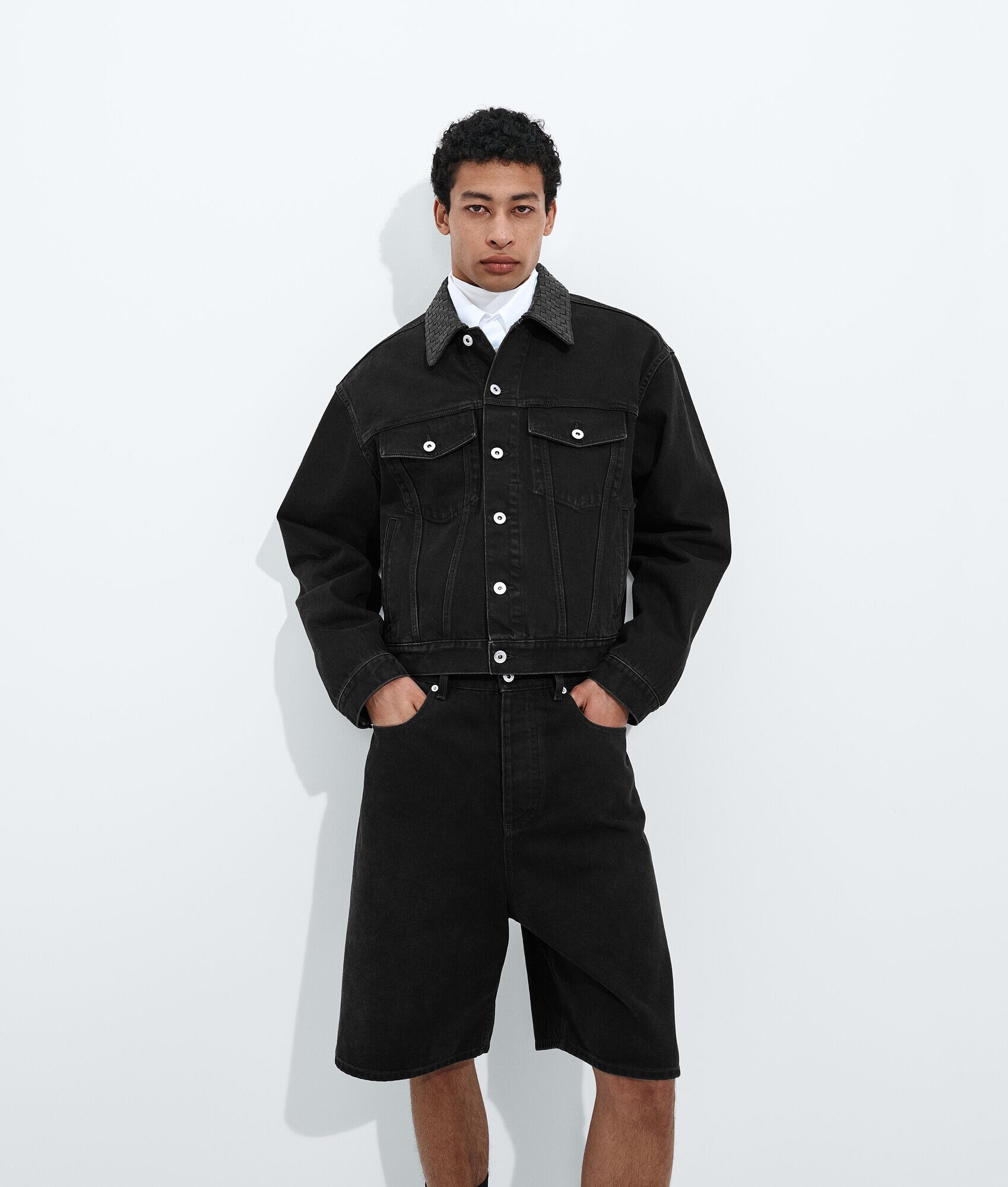 Chaqueta de mezclilla negra desgastada
