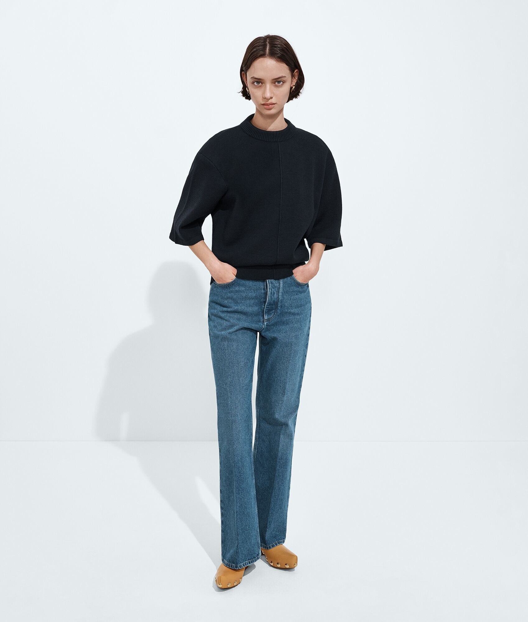Pantalones vaqueros de color índigo medio con corte flare