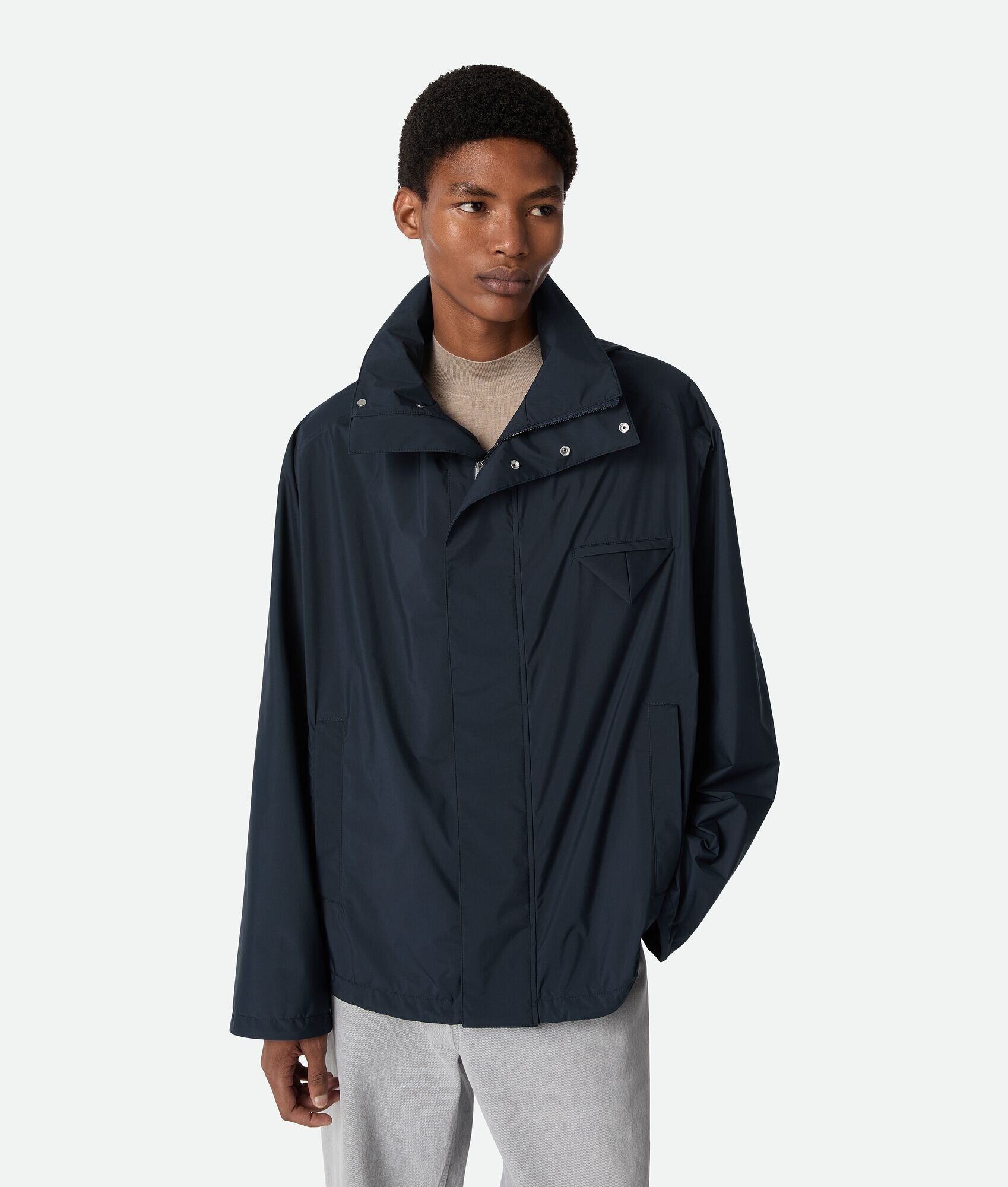 Blousón de nylon con capucha plegable