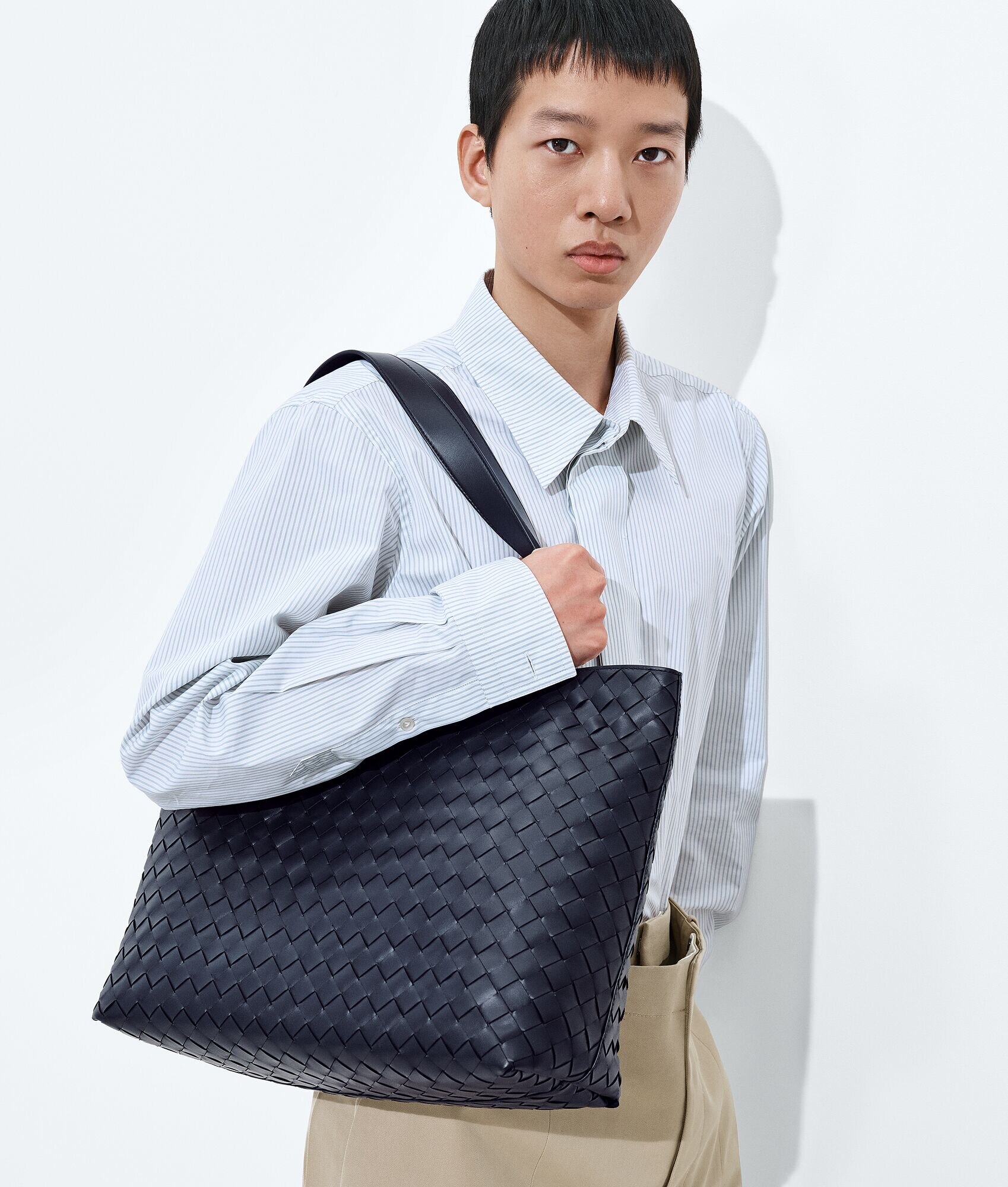 Bolso bandolera pequeño con cierre de tipo Intrecciato