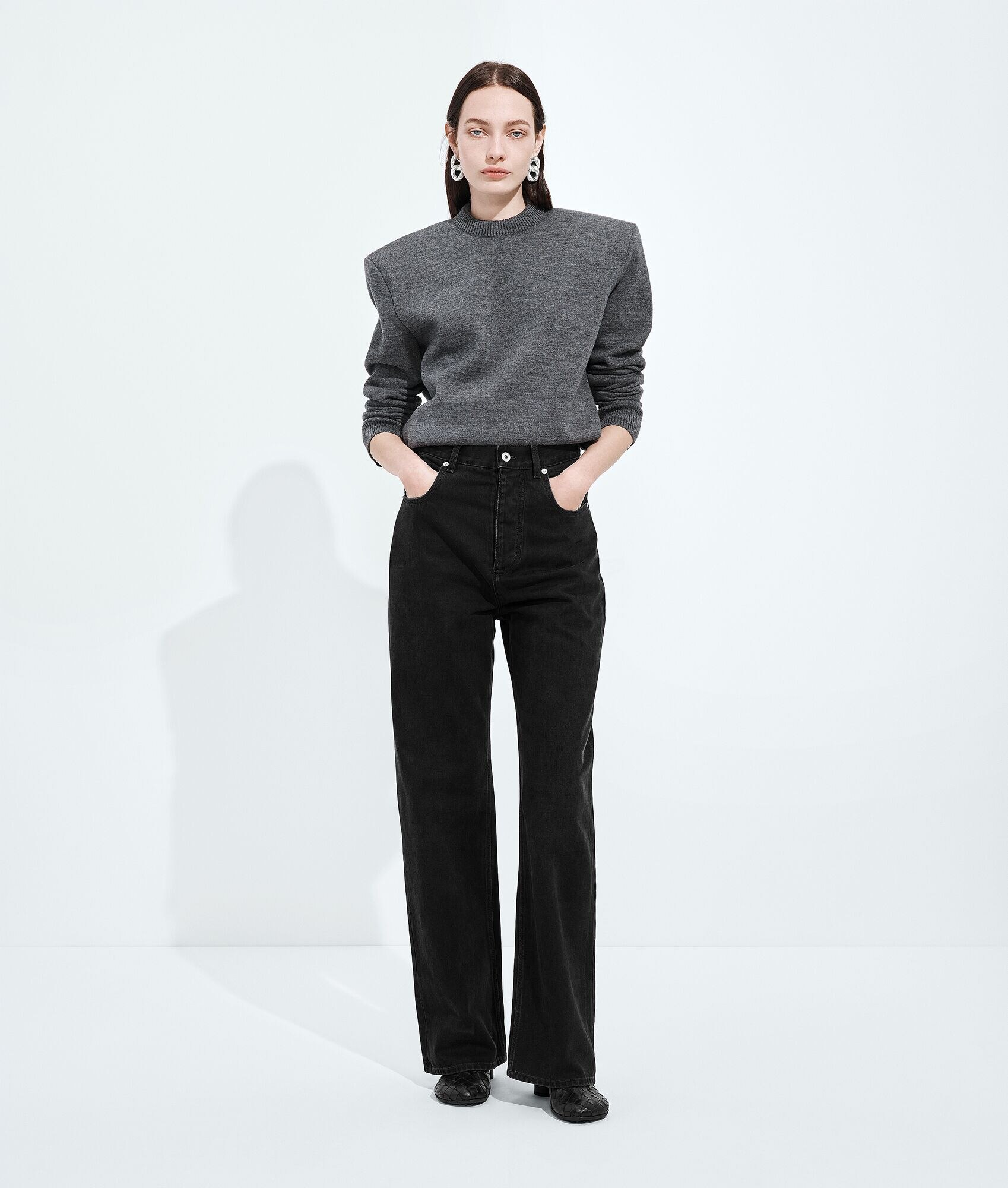 Pantalones de mezclilla negra con piernas anchas desgastadas