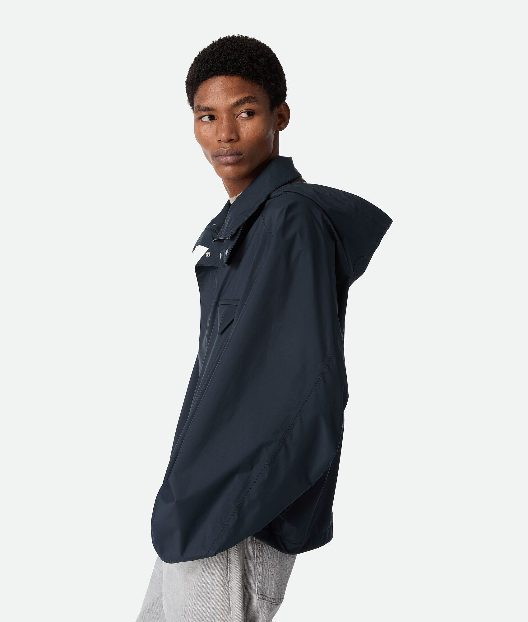 Blousón de nylon con capucha plegable
