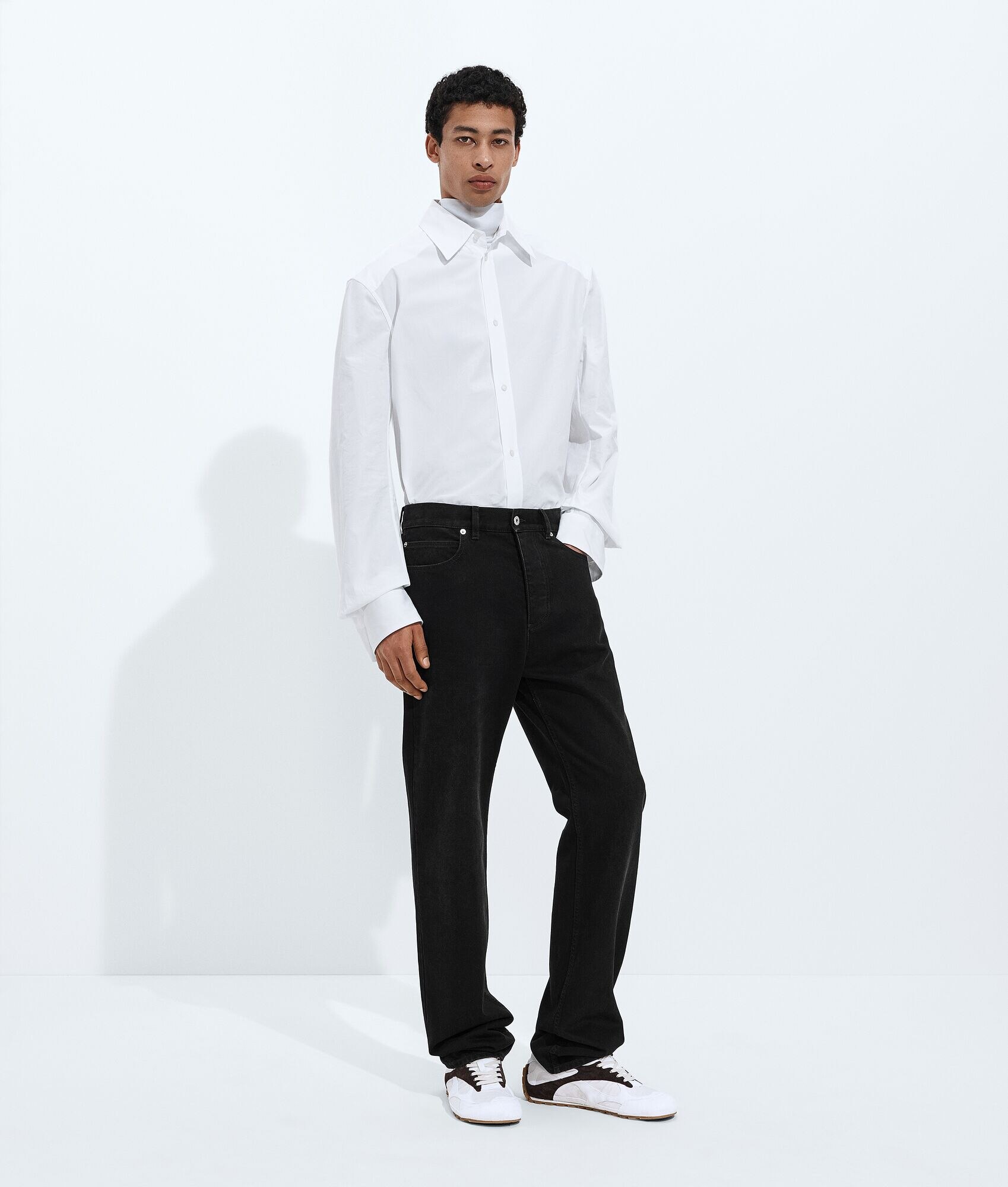 Pantalones vaqueros rectos negros desgastados