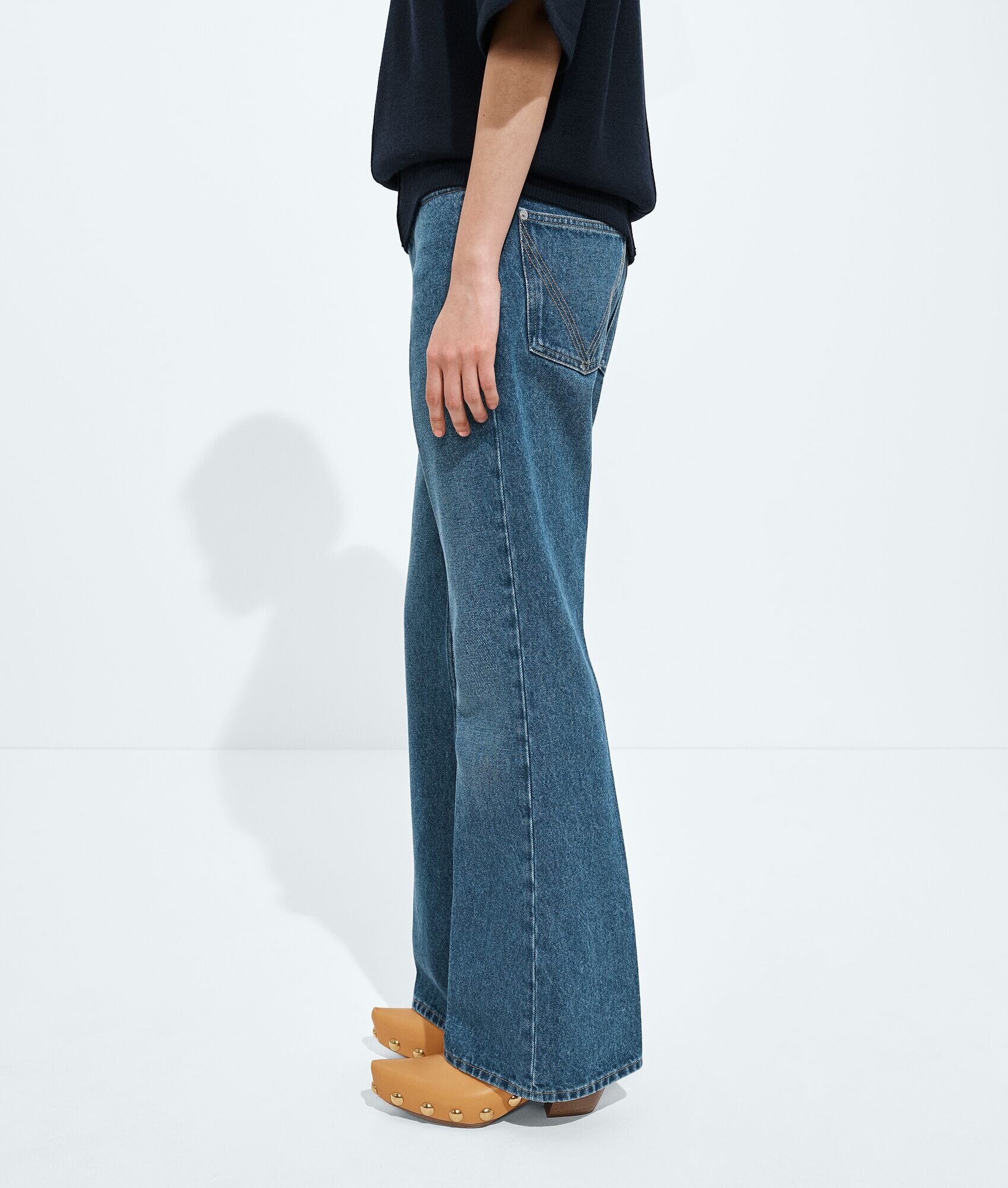 Pantalones vaqueros de color índigo medio con corte flare