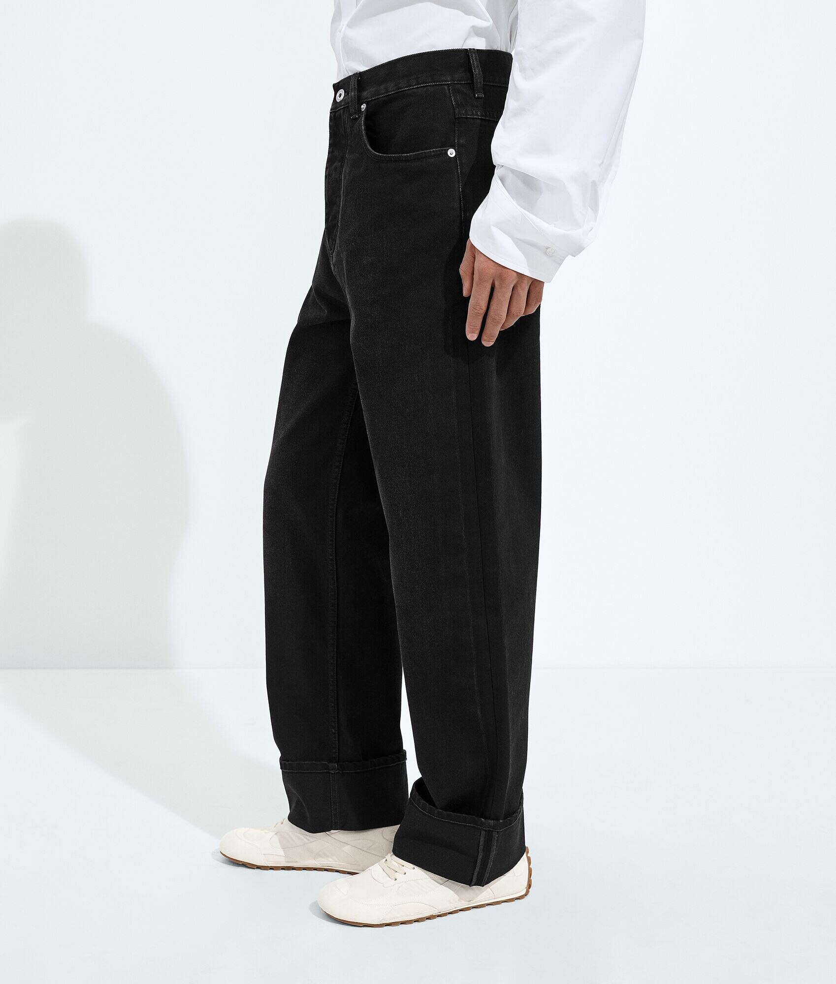 Pantalones vaqueros negros desgastados con dobladillo