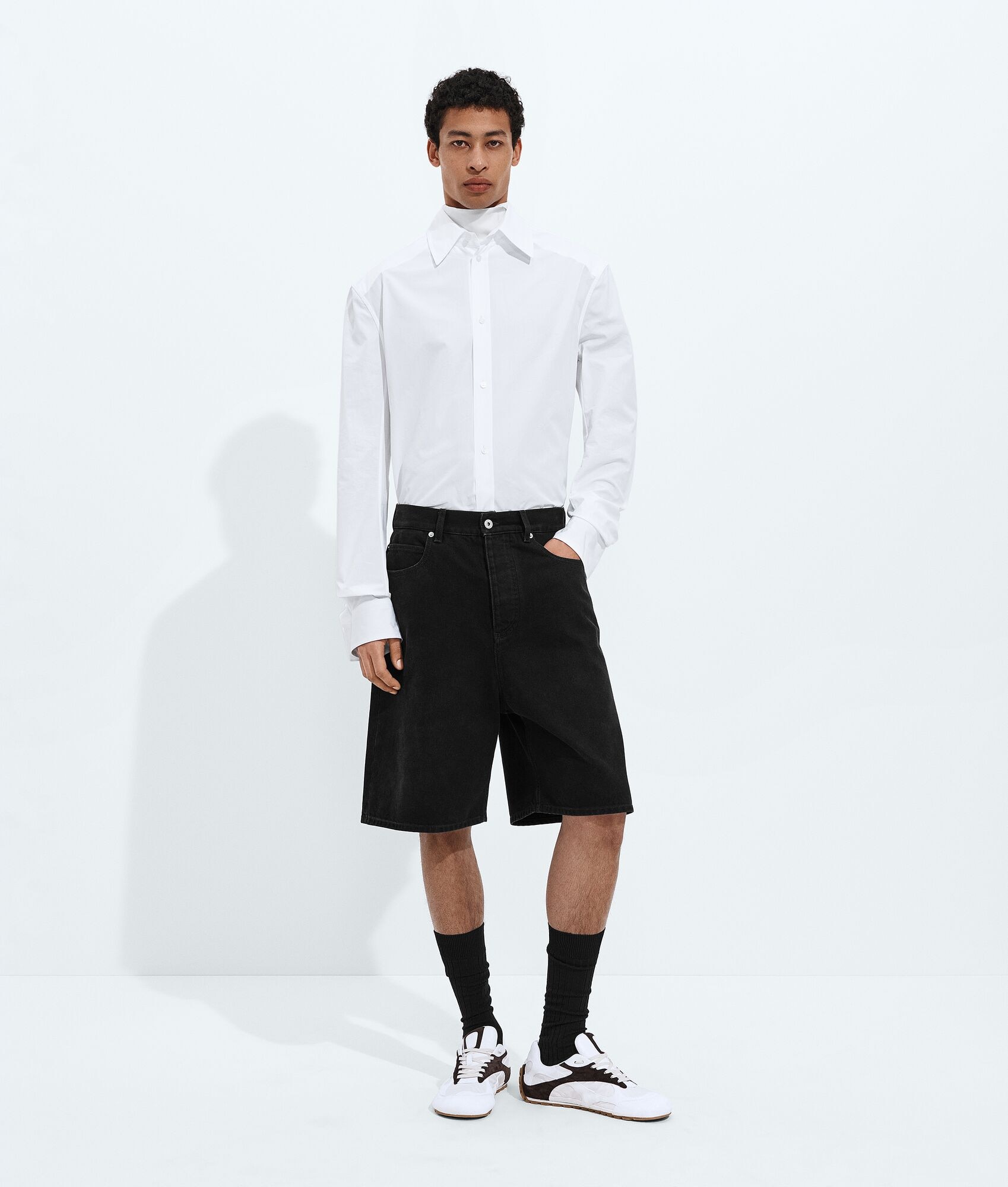 Pantalones cortos de mezclilla negra desgastada